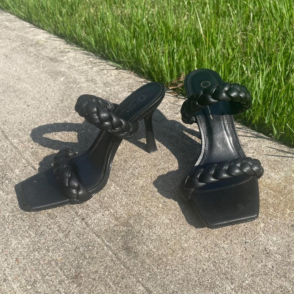 Black leather sandals with braided strap